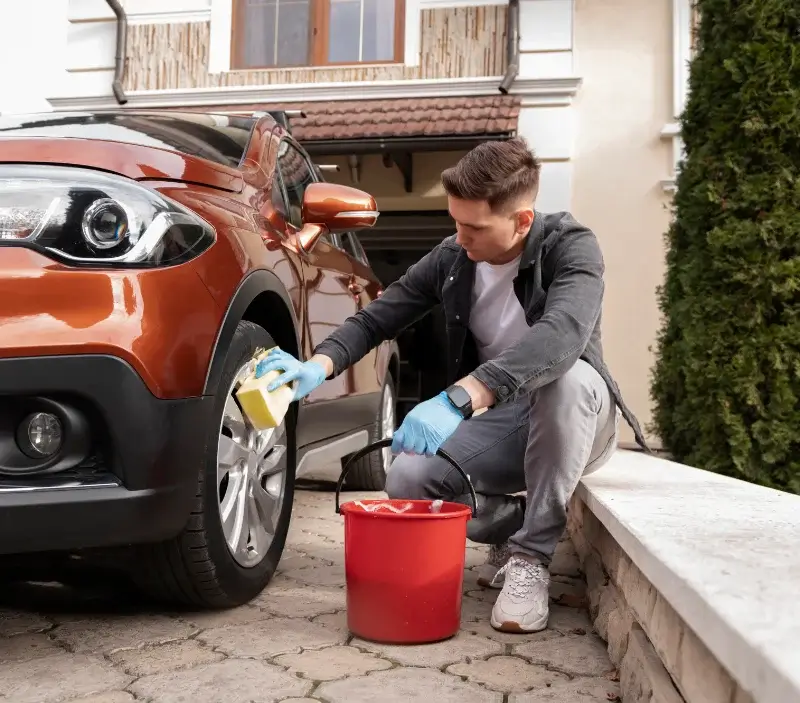Lavage auto à domicile Abondant : professionnel intervenant sur un véhicule